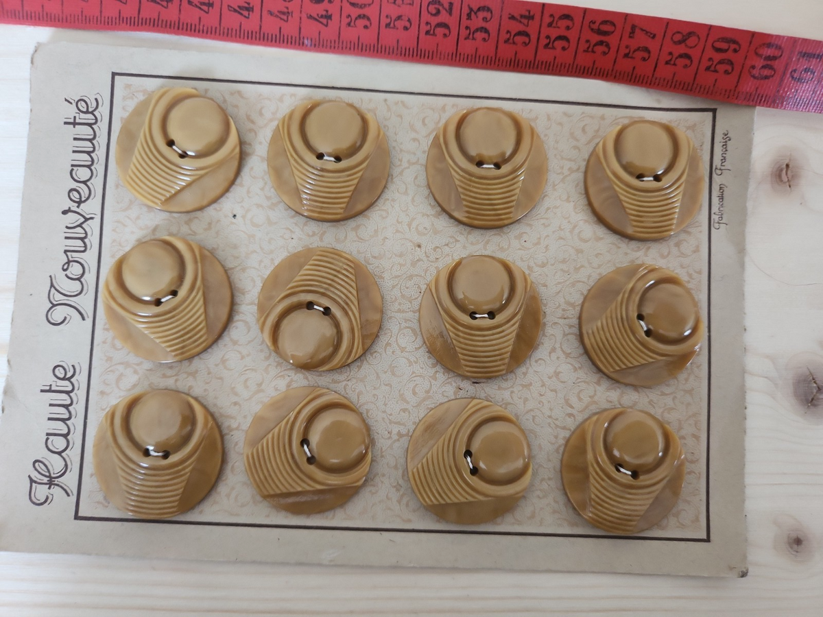 Lot 10 plaques de boutons anciens complétes n°1