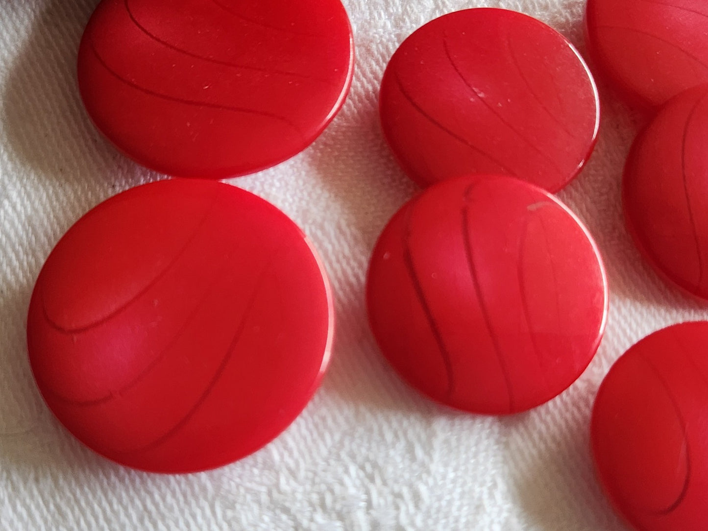 Lot 9 boutons vintage vague rouge pied  2,1 cm (7) et  2,6 cmc (2) ref 1123