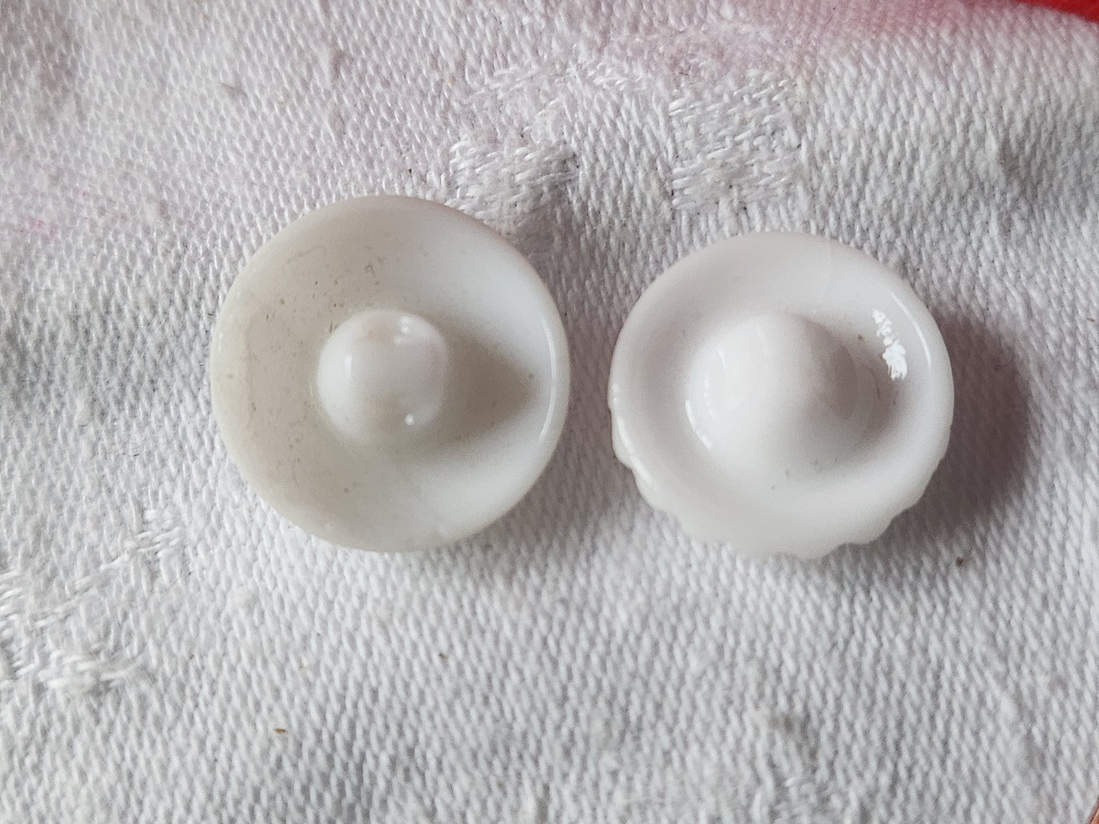 Duo boutons anciens en verre blanc vintage 1,6 et 1,7 cm D10D