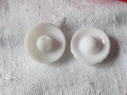 Duo boutons anciens en verre blanc vintage 1,6 et 1,7 cm D10D