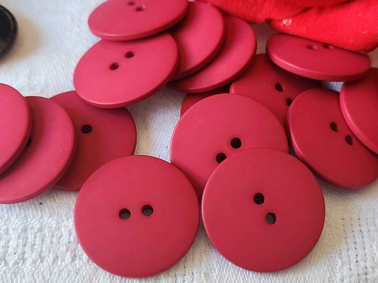 Lot 12 gros boutons vintage  rouge mat 2,5 cm trous ref 703