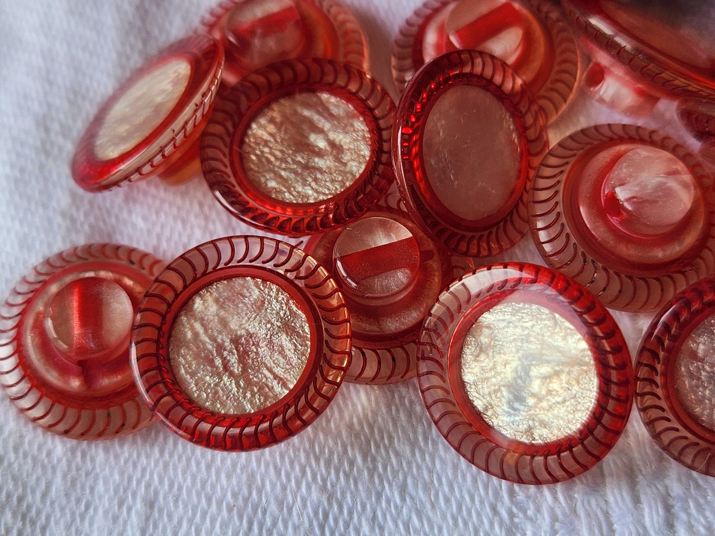 Lot 15 boutons vintage coeur nacré rouge superbe à pied 1,5 cm ref 3329
