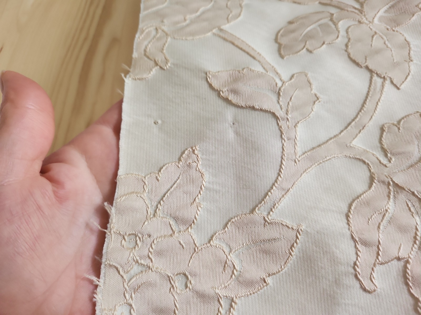 Ancien coupon de tissu damassé beige écru relief 205 cm sur 61 cm B5
