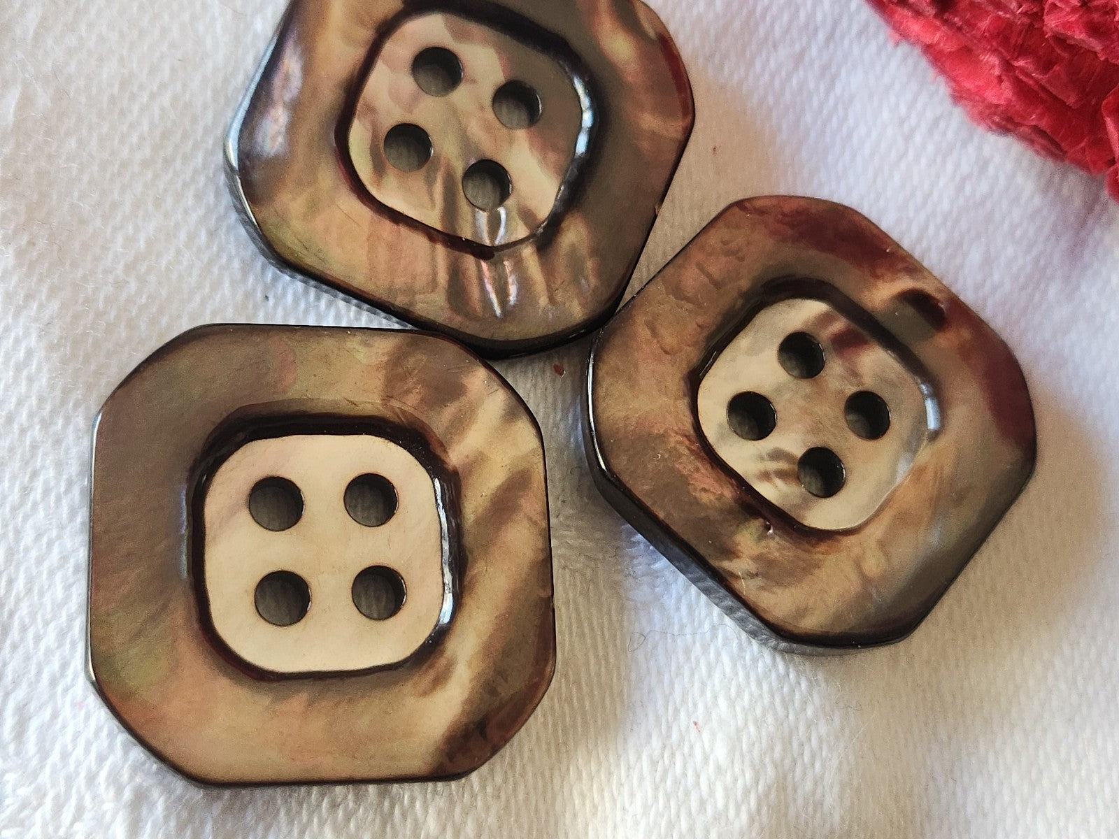 Trio boutons anciens en nacre carré  marron à trous 2,2 cm G14C