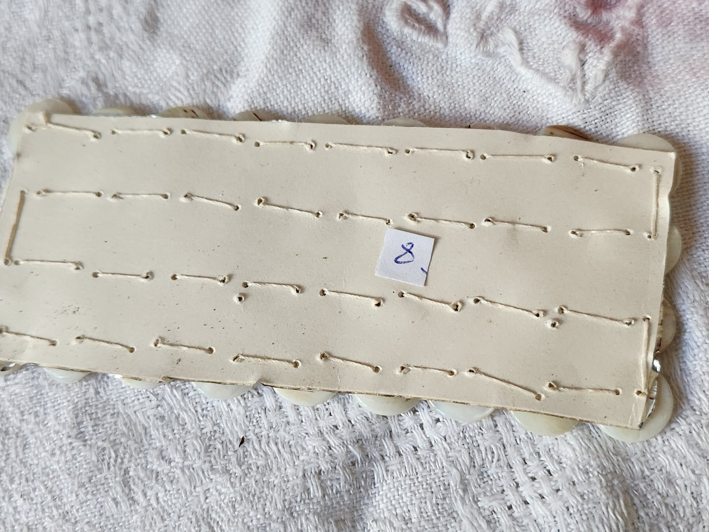 Plaque lot 36 boutons anciens en nacre blanc trous 1 cm corsage mini N°8