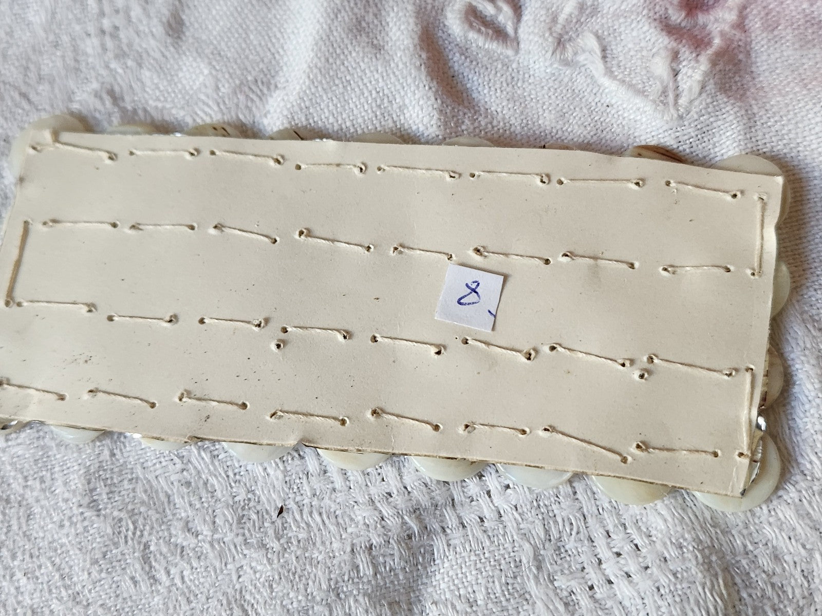 Plaque lot 36 boutons anciens en nacre blanc trous 1 cm corsage mini N°8