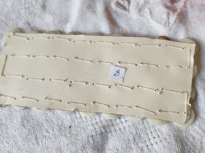 Plaque lot 36 boutons anciens en nacre blanc trous 1 cm corsage mini N°8