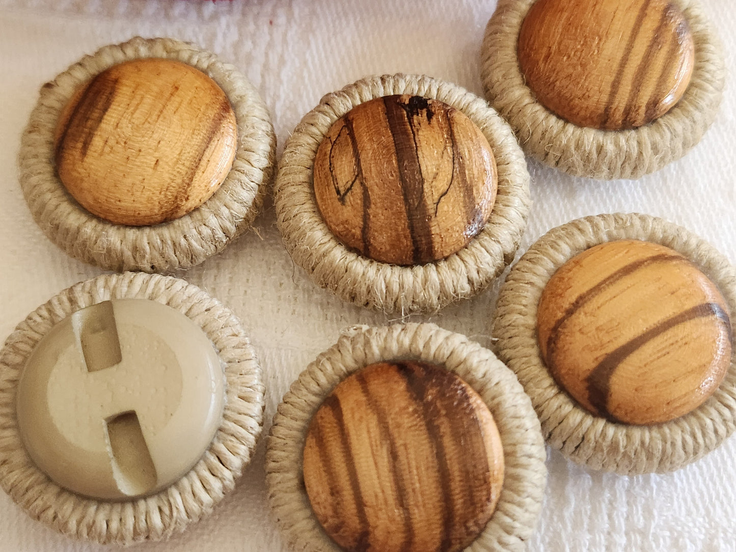 Lot 6 boutons anciens coeur en bois passementerie pied 2,5 cm ref 646