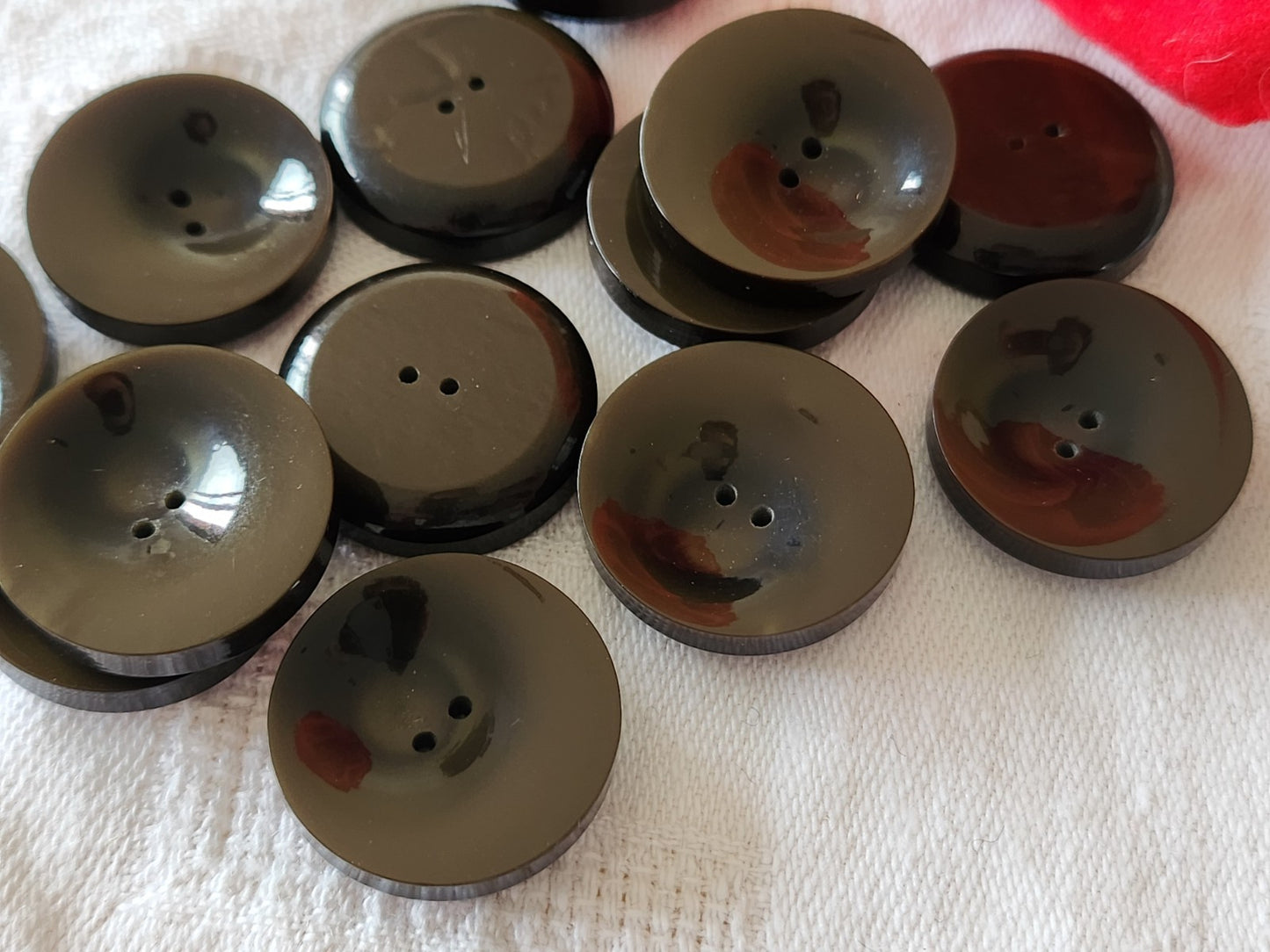Lot 12 boutons vintage vert foncé lumineux travaillé 2,2 cm ref 5961