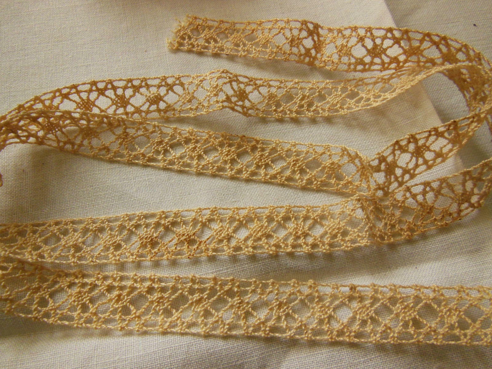 Dentelle ancienne bi large entre deux 88 cm sur 1,5 cm T1-35