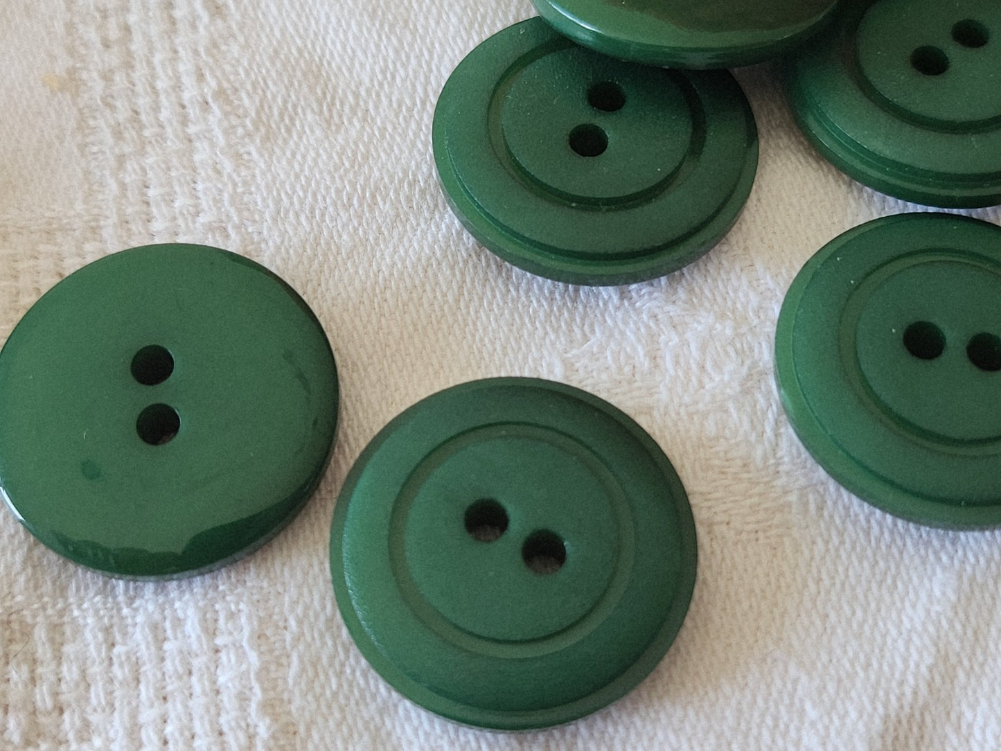 Lot 8 boutons vintage vert à trou travaillé 2,2 cm ref 3853