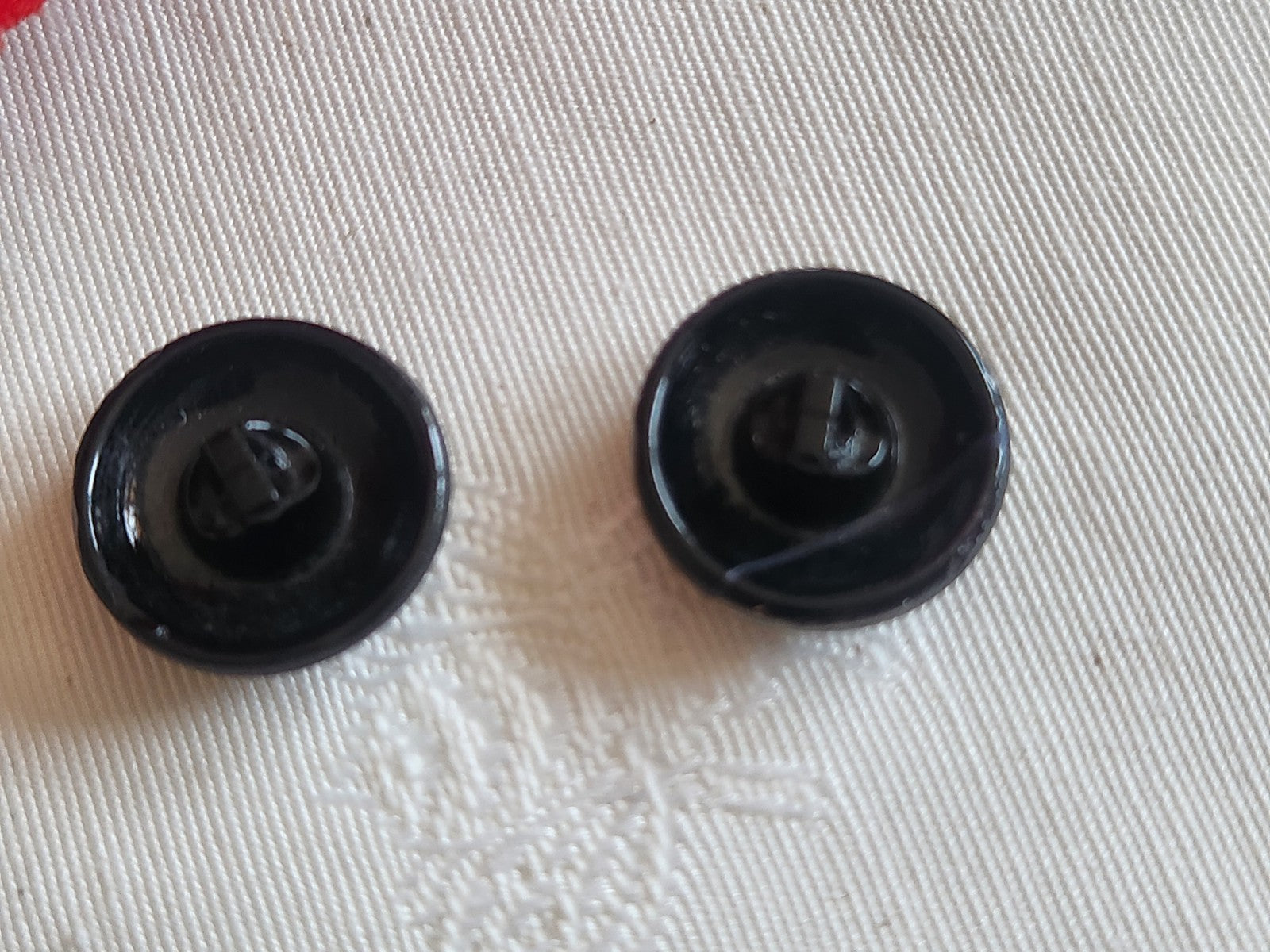 Duo boutons anciens en verre noir peint à pied   1,8 cm D15C