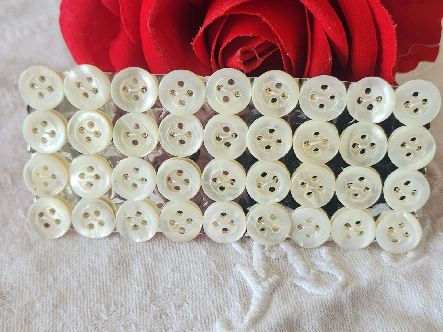 Plaque lot 36 boutons anciens en nacre blanc trous 1 cm corsage mini N°7