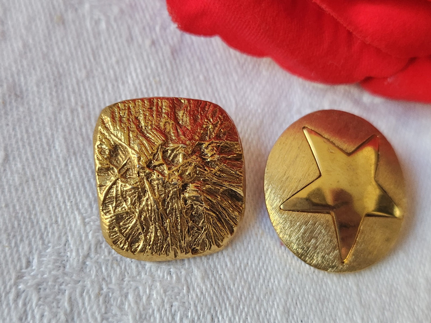 Duo boutons vintage en métal  doré à pied 2,1 cm et 2,4 cm D3K