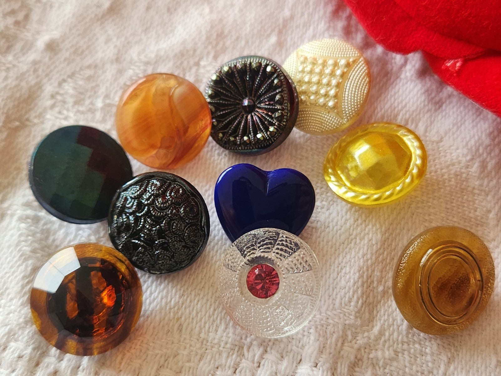 Lot 10 boutons anciens en verre multicolore  panaché 1,3 cm ref 3945