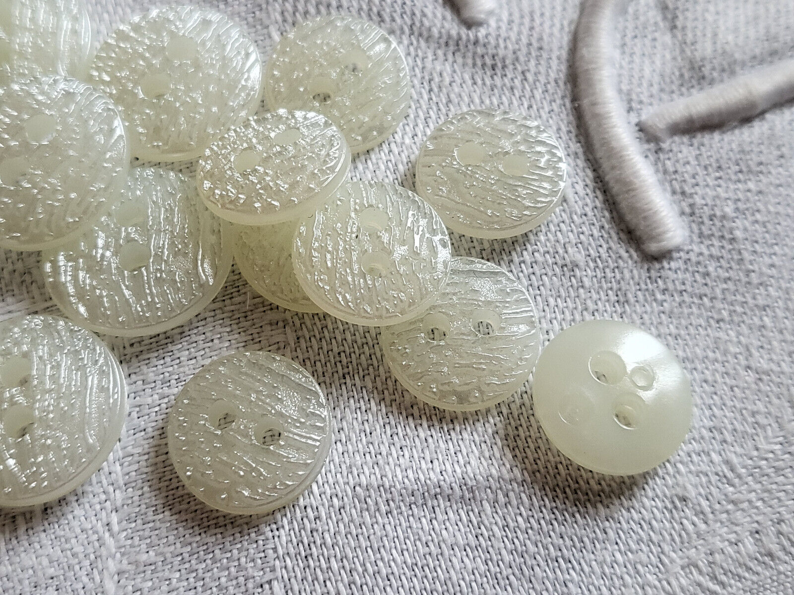 Lot 18 boutons vintage blanc texturé lumineux panaché  1,1 et 1,4 cm ref 922