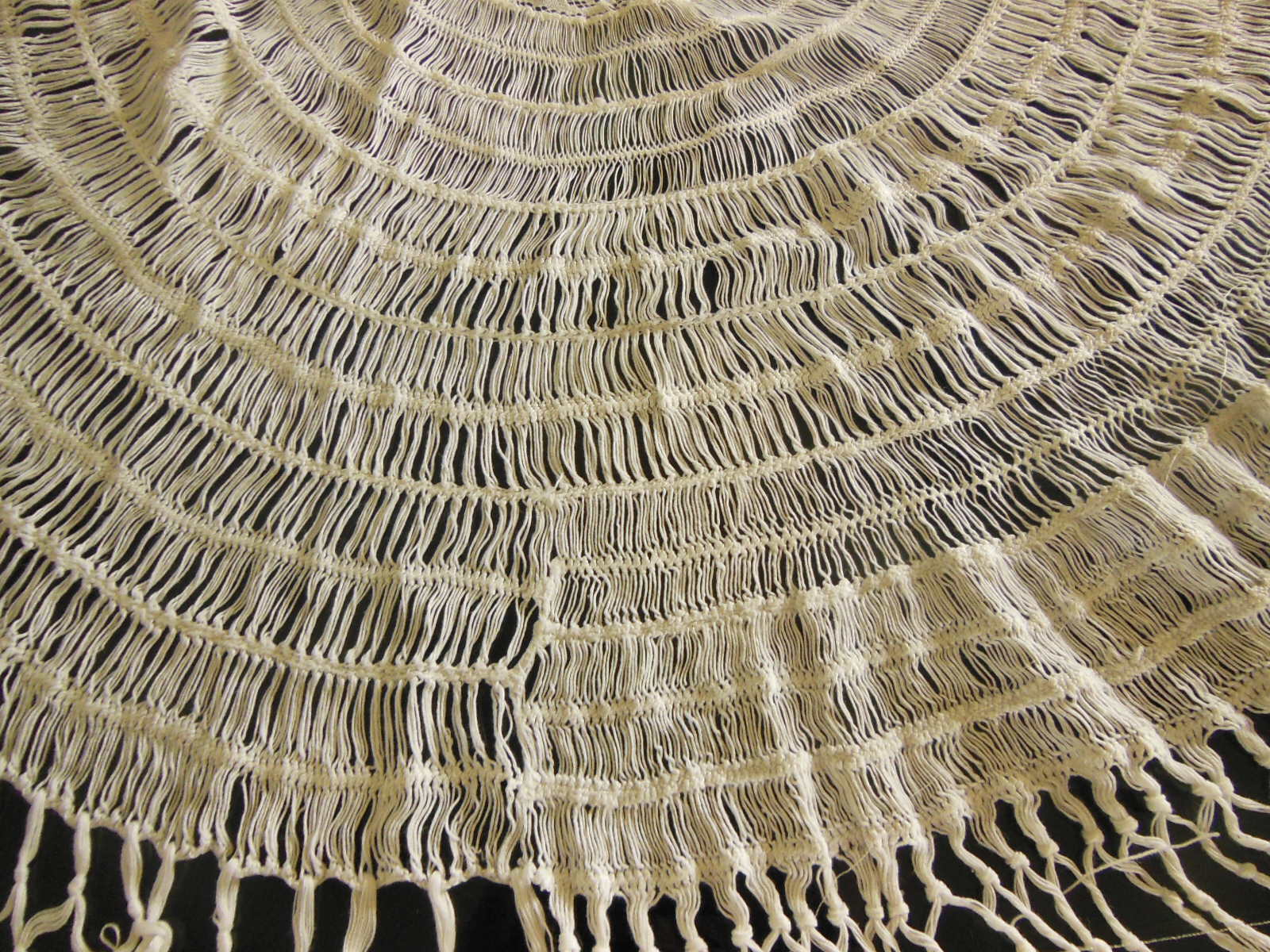 Petite nappe ou surnappe ronde ancienne guéridon franges mains  B6