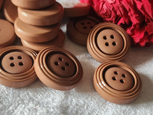 Lot 9 boutons vintage marron épais à trous haut 2 cm ref 3012