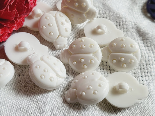Lot 13 boutons forme coccinelle  blanc pied dimensions 1,7 sur 1,5 cm ref 927