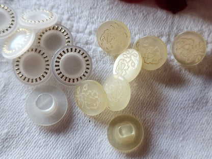 Lot 14 boutons vintage blanc creme  2 series pied  1,2 et 1,4 cm ref 2331