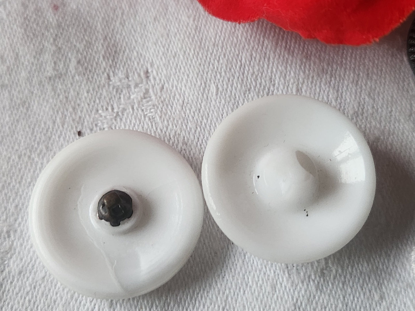 Duo gros boutons anciens en verre blanc vintage 2,6 cm D9R