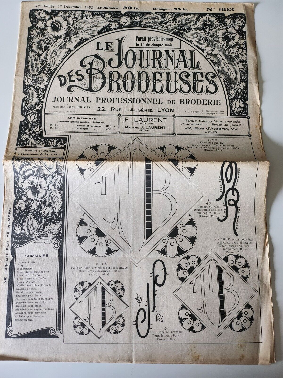 Le journal des brodeuses 1952  n° 693 dessous de vase motifs et ecussons divers