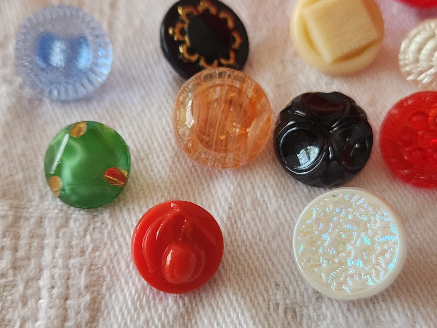 Lot 10 boutons anciens en verre multicolore  panaché 1  à 1,4 cm ref 6428