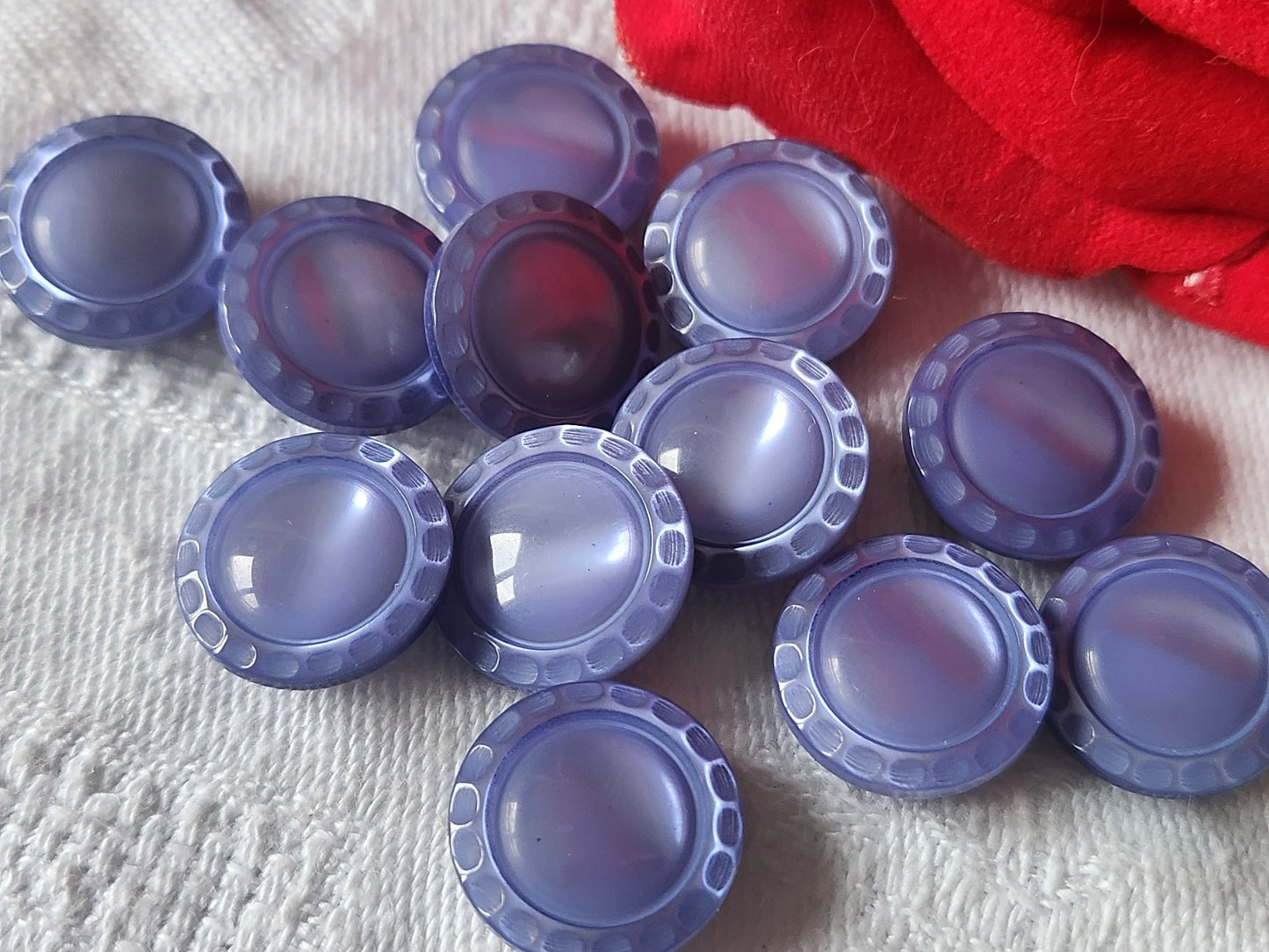 Lot 12  boutons vintage violet nacré lumineux travaillé pied 1,5 cm ref 3280