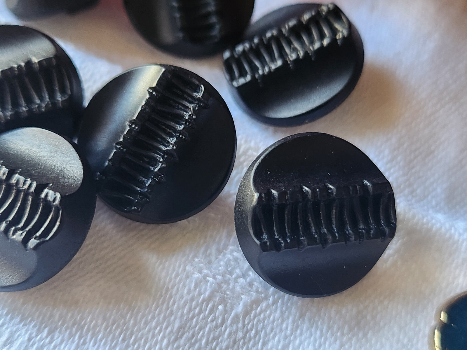Lot 6 boutons anciens en verre noir mat travaillé 1,7 cm ref 2484