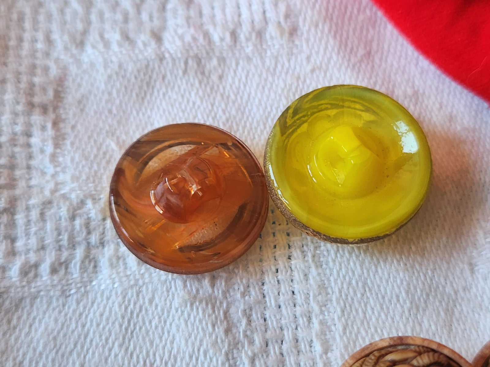Duo boutons anciens en verre  jaune orange  vintage 1,7 et 1,8 cm D11D