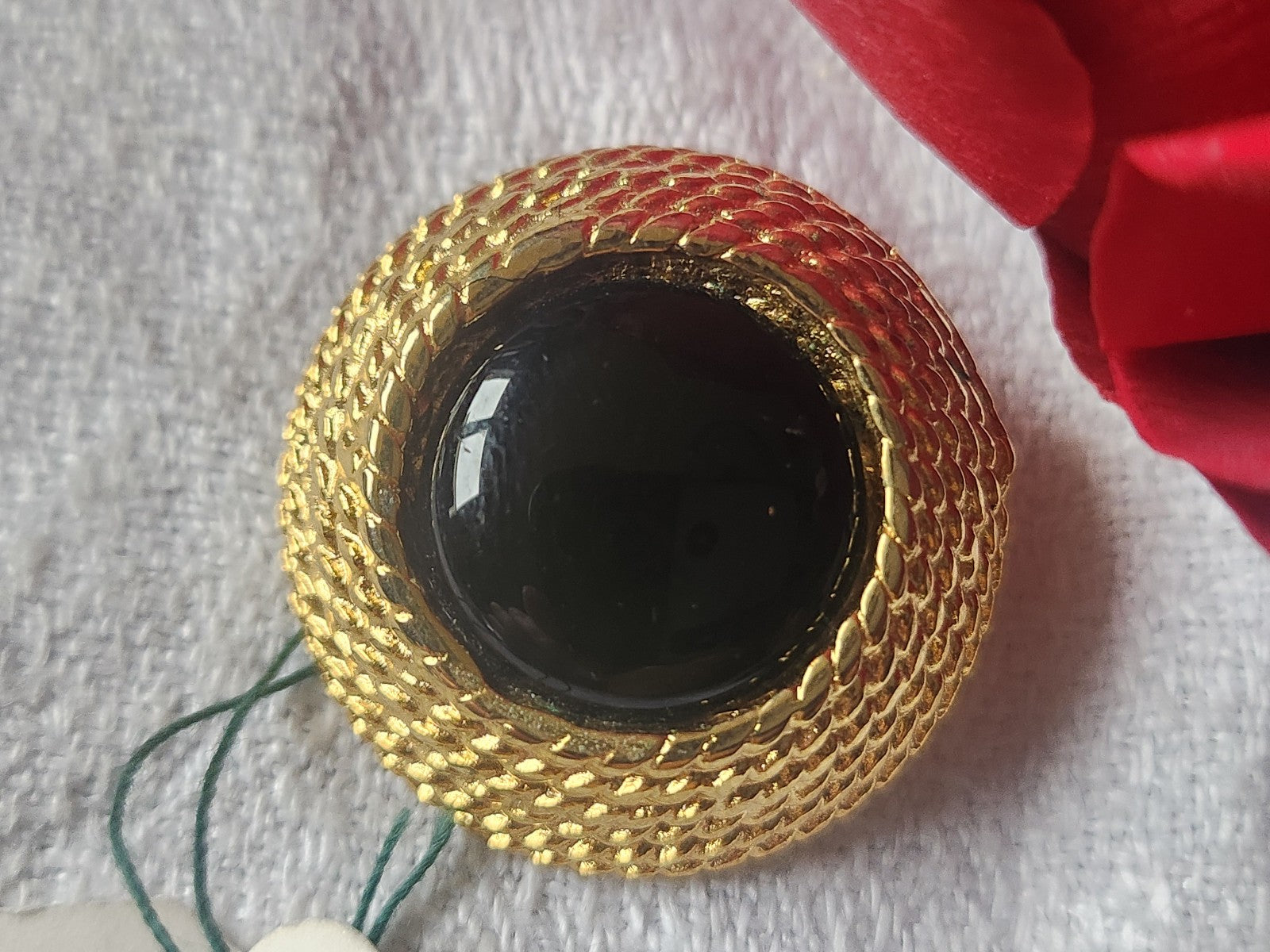 Gros bouton vintage en métal doré  bombé pied 2,6 cm lourd G16O