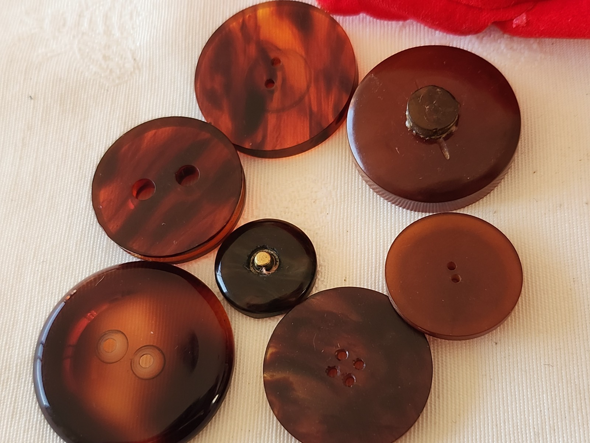 Lot 7 boutons anciens ambrés ambrolite ecaille 1,7 à 3,3 cm ref 6624