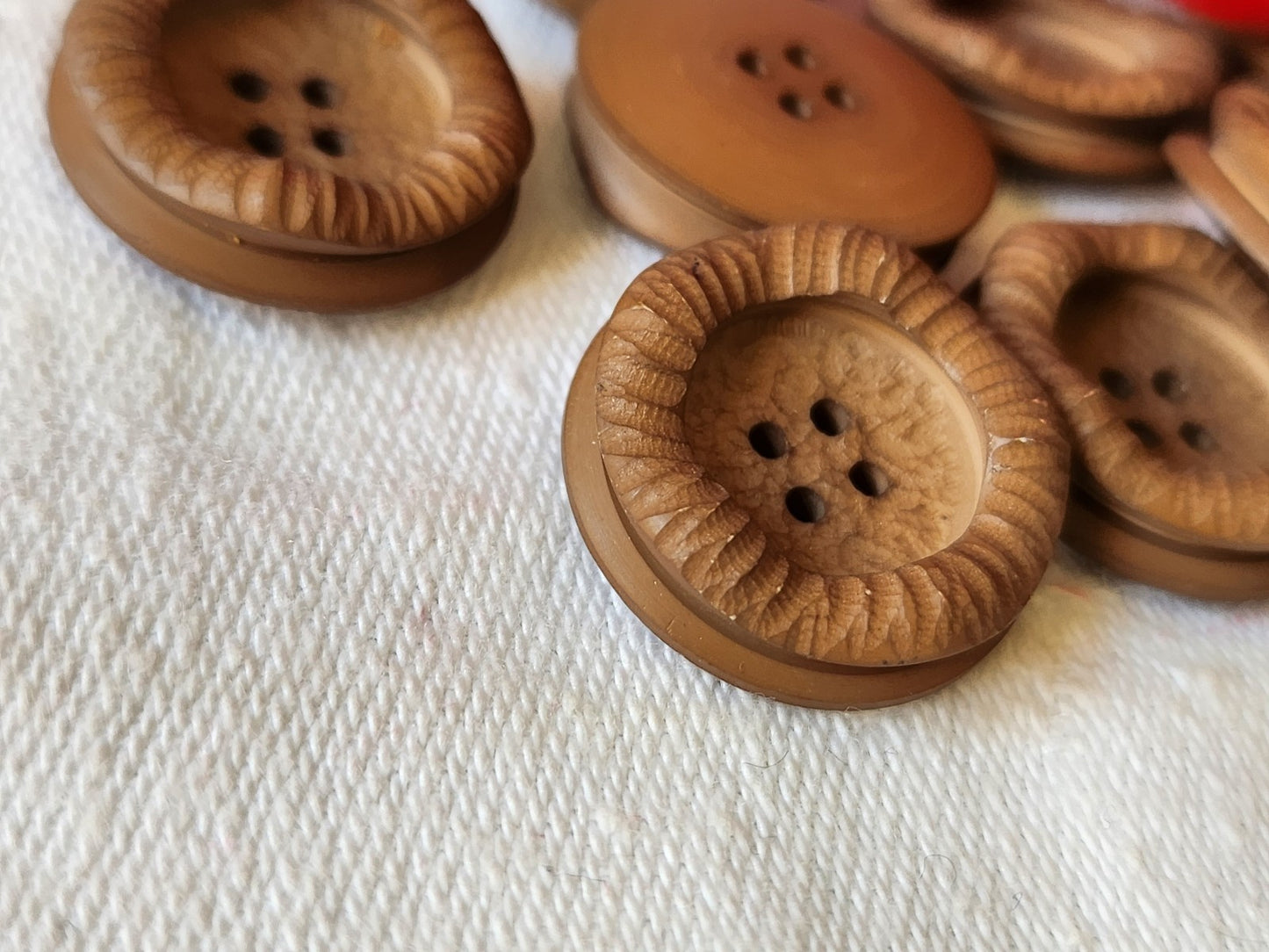 Lot 19 boutons vintage marron épais effet pneu 1,9 cm mat trous ref 1865