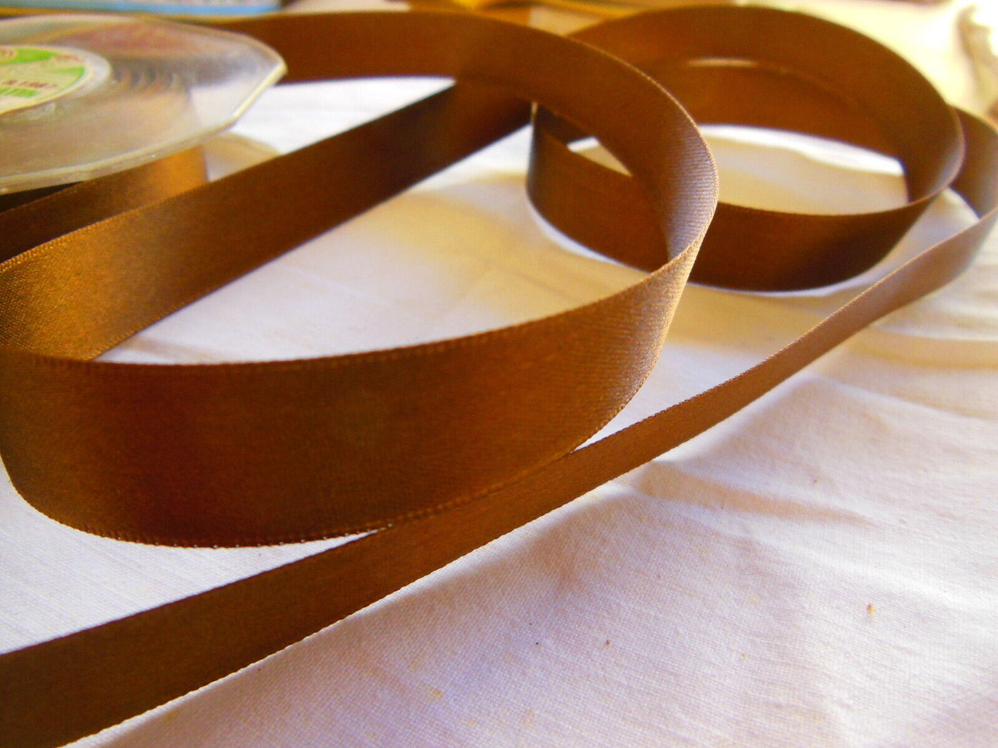 Ruban ancien satin marron 3 métres sur 1,5 cm  double face  A2