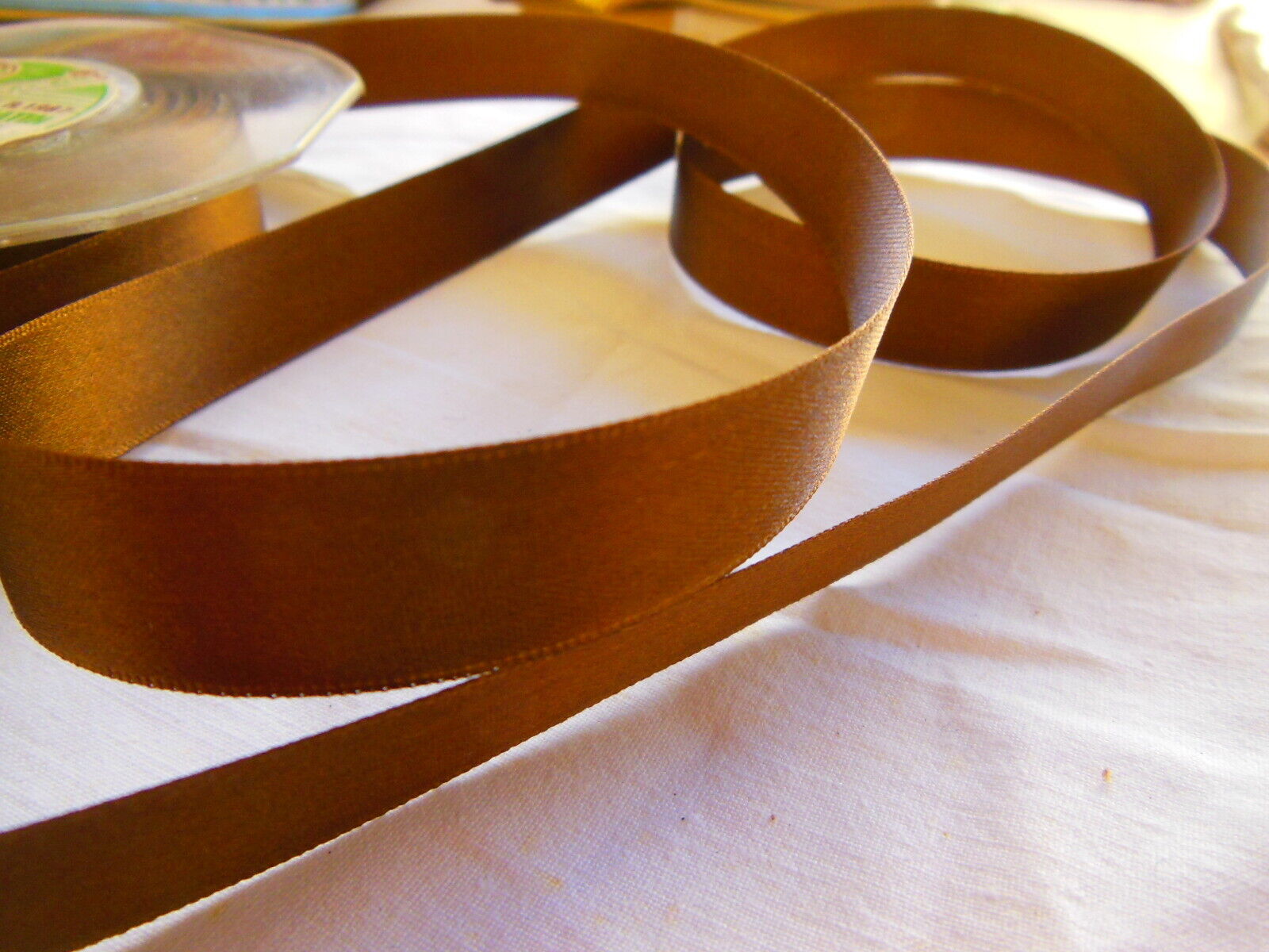 Ruban ancien satin marron 3 métres sur 1,5 cm  double face  A2