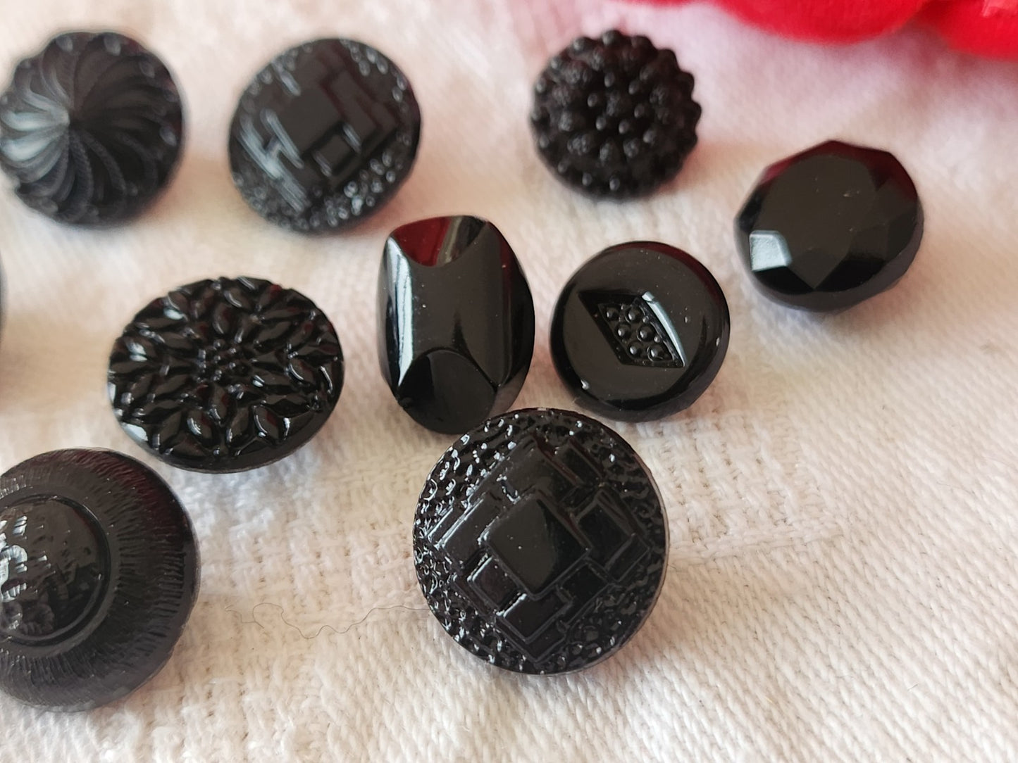 Lot 10 boutons anciens vintage  en verre noir  panaché 1,1 à 1,4 cm ref 6437