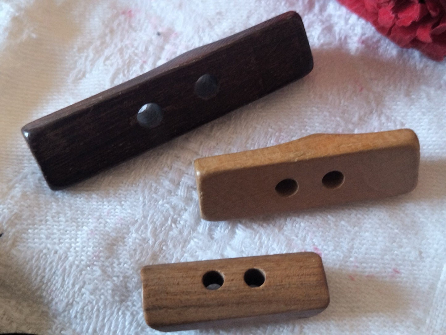 Trio boutons anciens en bois long et étroit à trous 2,6 à 3,4 cm ref 121