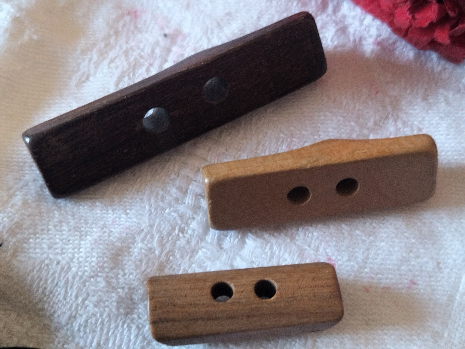 Trio boutons anciens en bois long et étroit à trous 2,6 à 3,4 cm ref 121