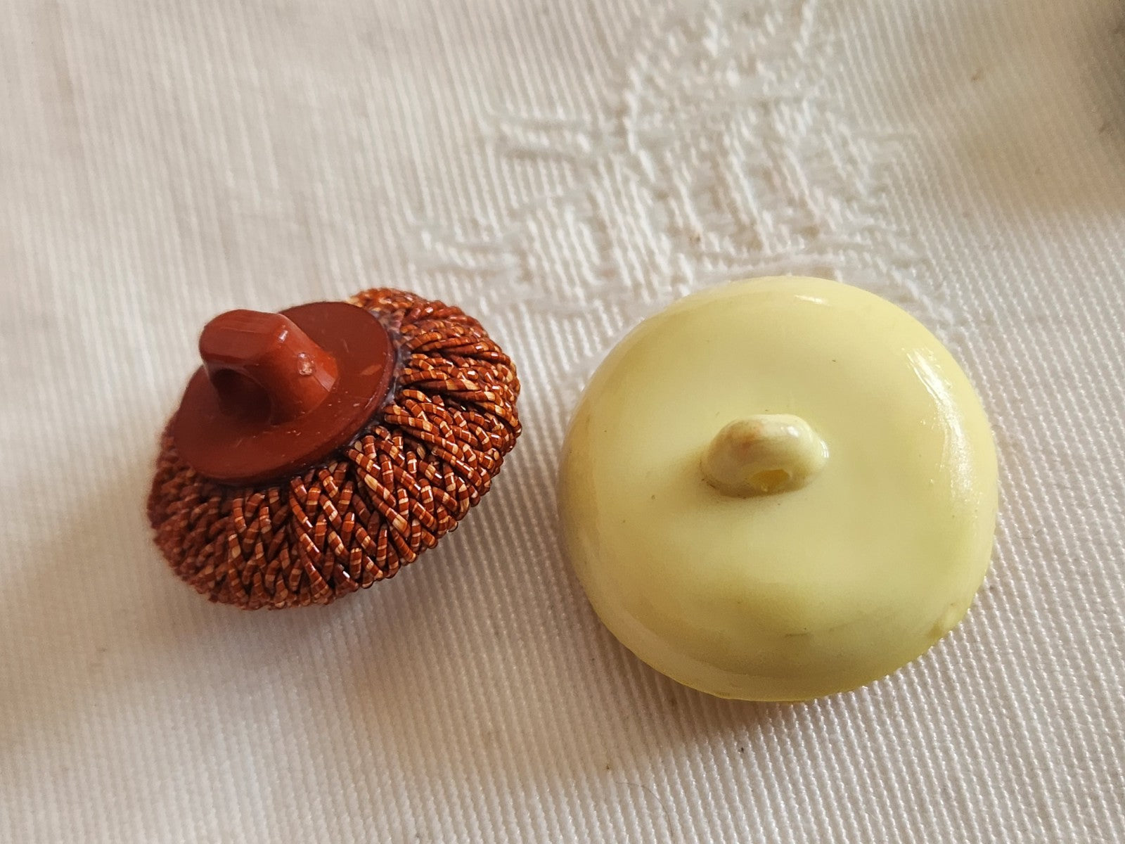 Duo boutons anciens rafia et rafia? jaune marron 1,9 et 2,1 cm G12H