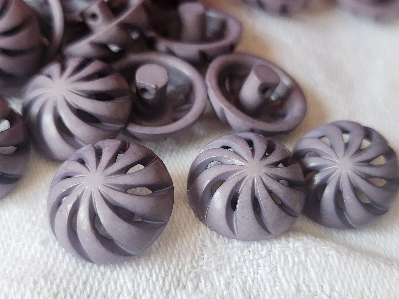 Lot 18 boutons vintage violet mat ajouré spirale pied 1,4 cm ref 1480