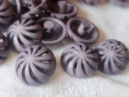 Lot 18 boutons vintage violet mat ajouré spirale pied 1,4 cm ref 1480