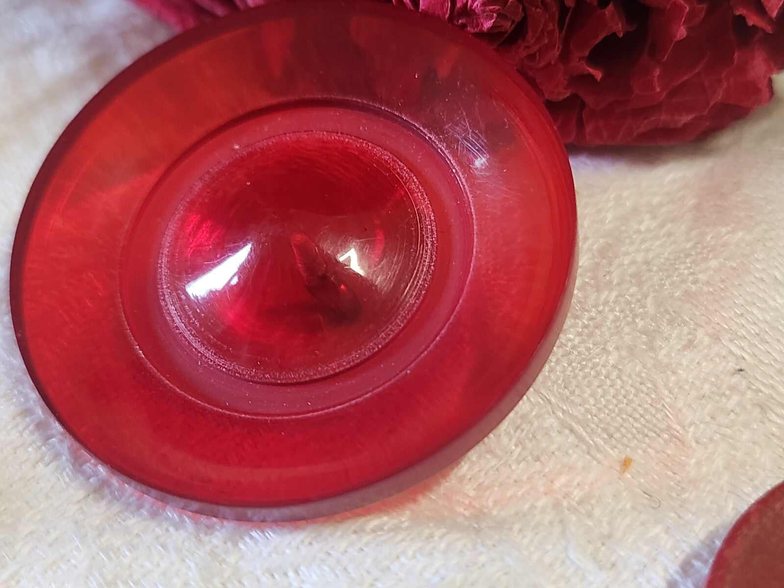 Gros bouton vintage rouge transparent pied laiton 3,9 mm ref 2384