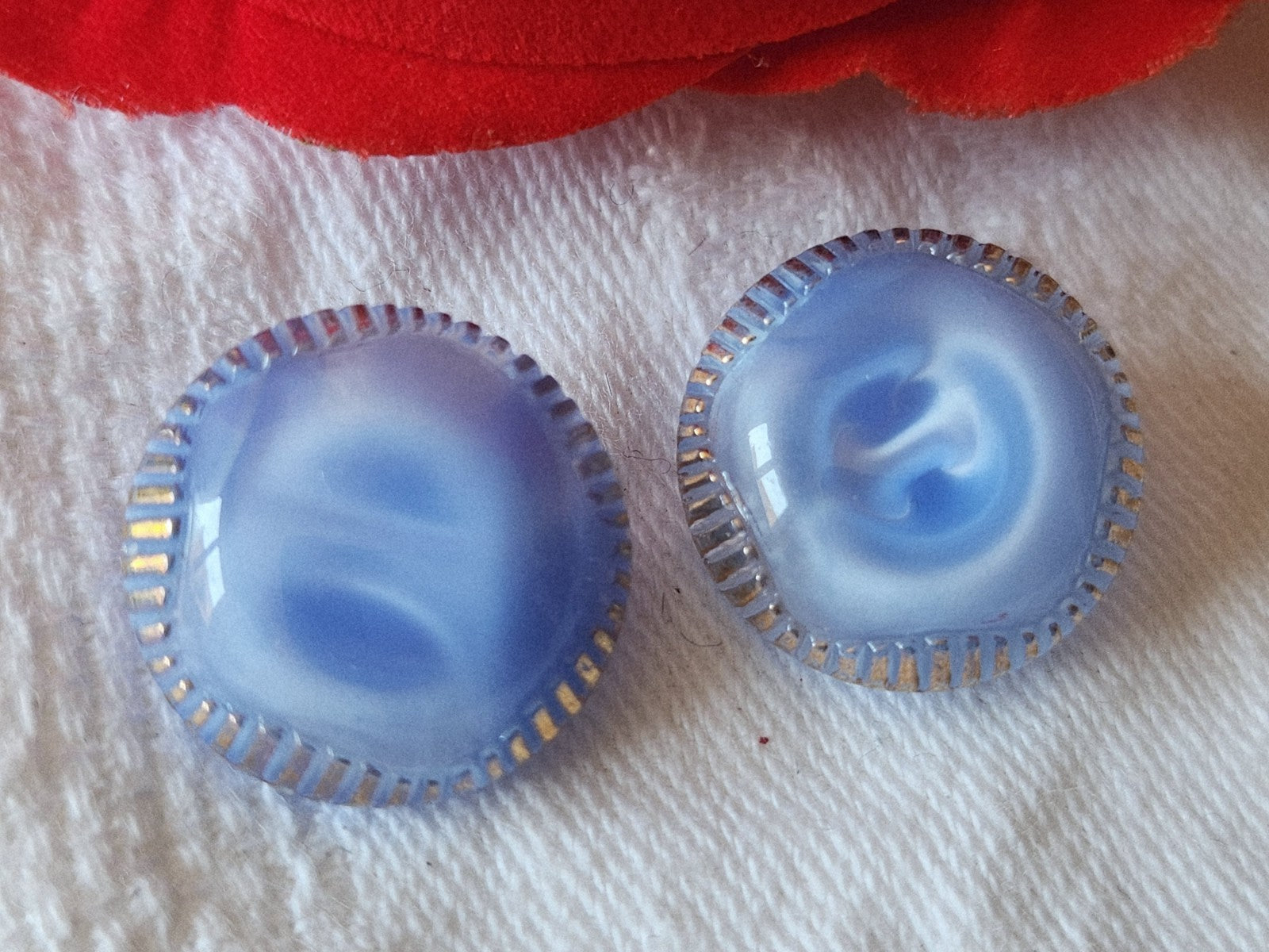 Duo boutons anciens en verre bleu doré laiteux collection  1,7 cm D4L