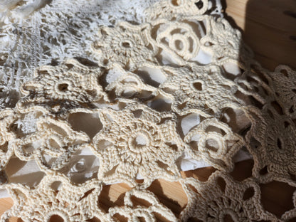 Ancien napperon broderie crochet aéré 28,5 cm sur 46 cm B8