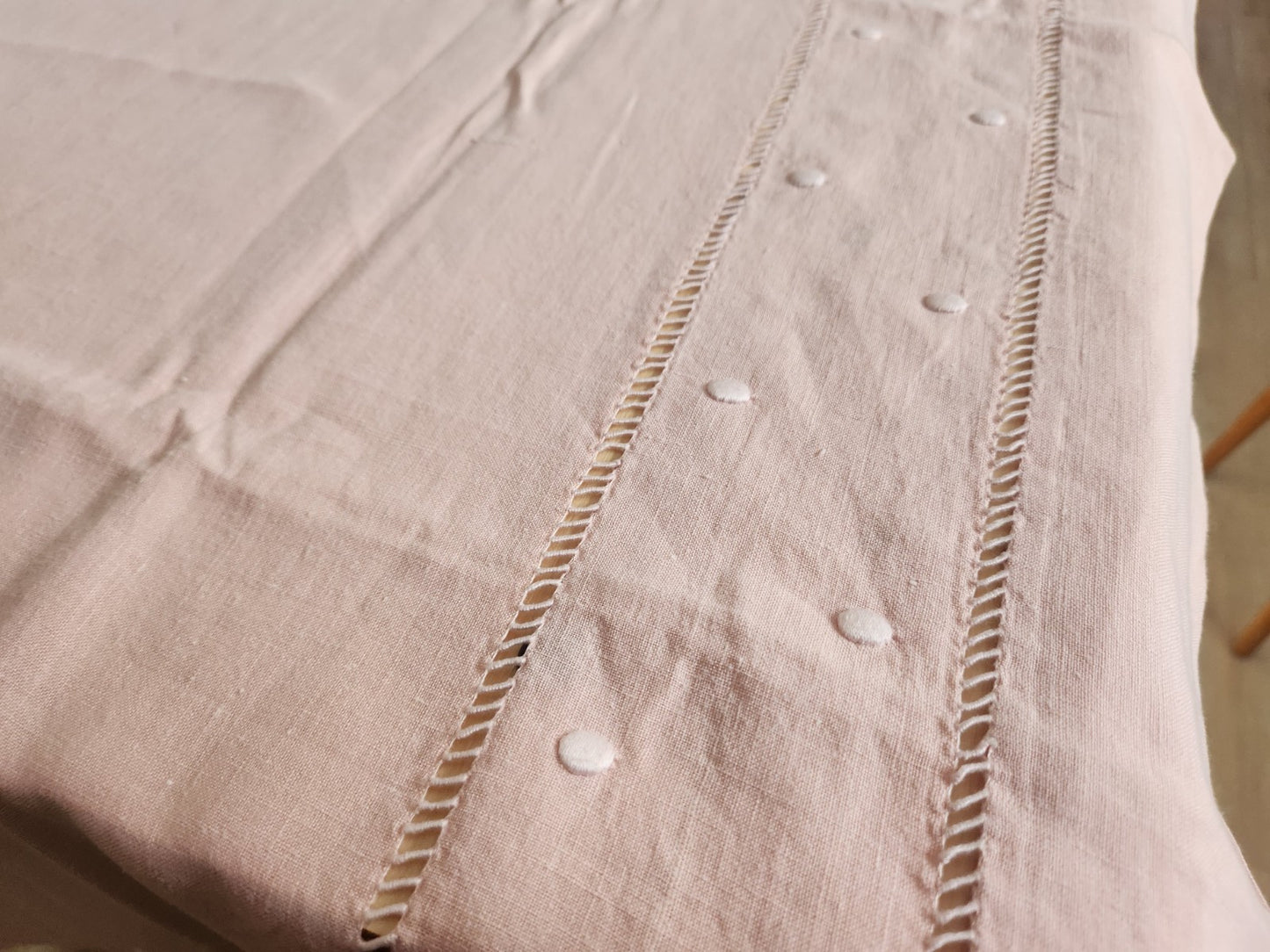 Retour de drap ancien transformé en nappe monogramme BA rose B8