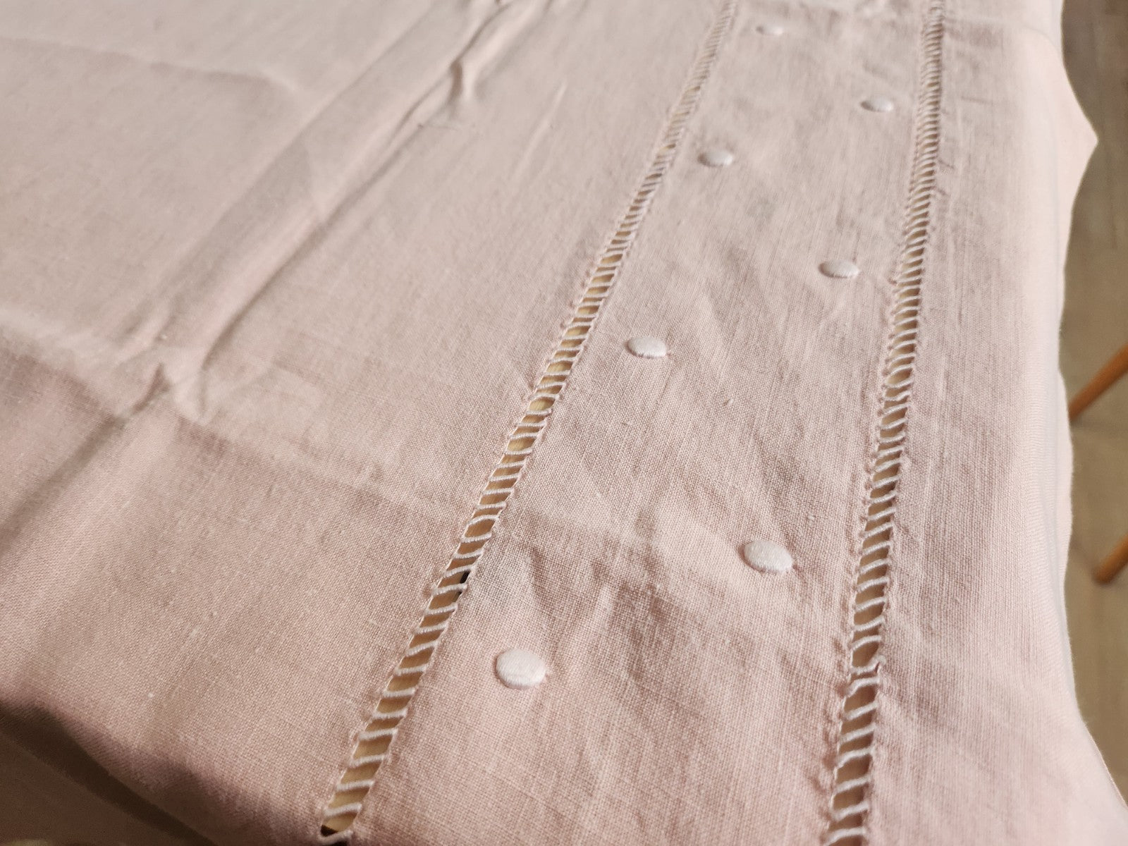 Retour de drap ancien transformé en nappe monogramme BA rose B8