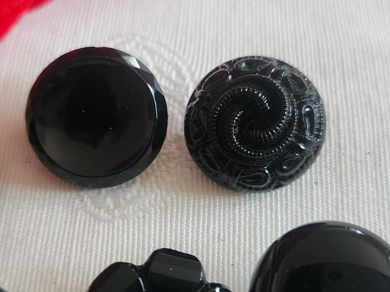 Lot 6 boutons anciens vintage  en verre noir  panaché 1,7/ 1,8 cm ref 6241