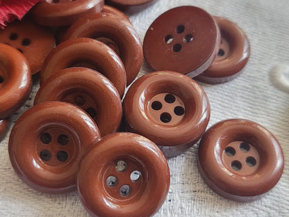 Lot 24 petits boutons vintage marron  épais 4 trous diamètre 1,2 cm ref 907