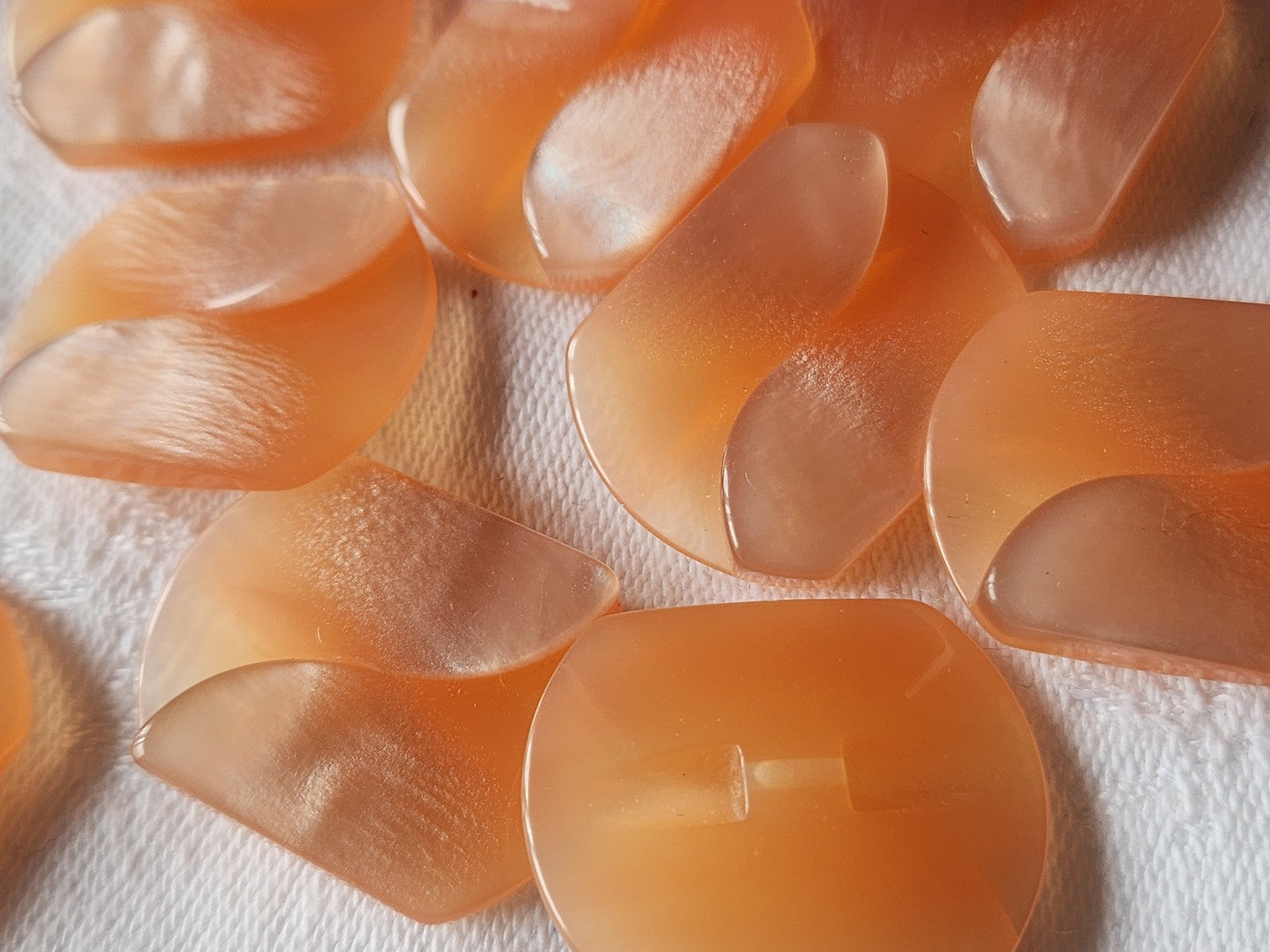 Lot 8  boutons vintage rose reflet nacré  rectangle 2,1 / 2,7 cm ref 3551
