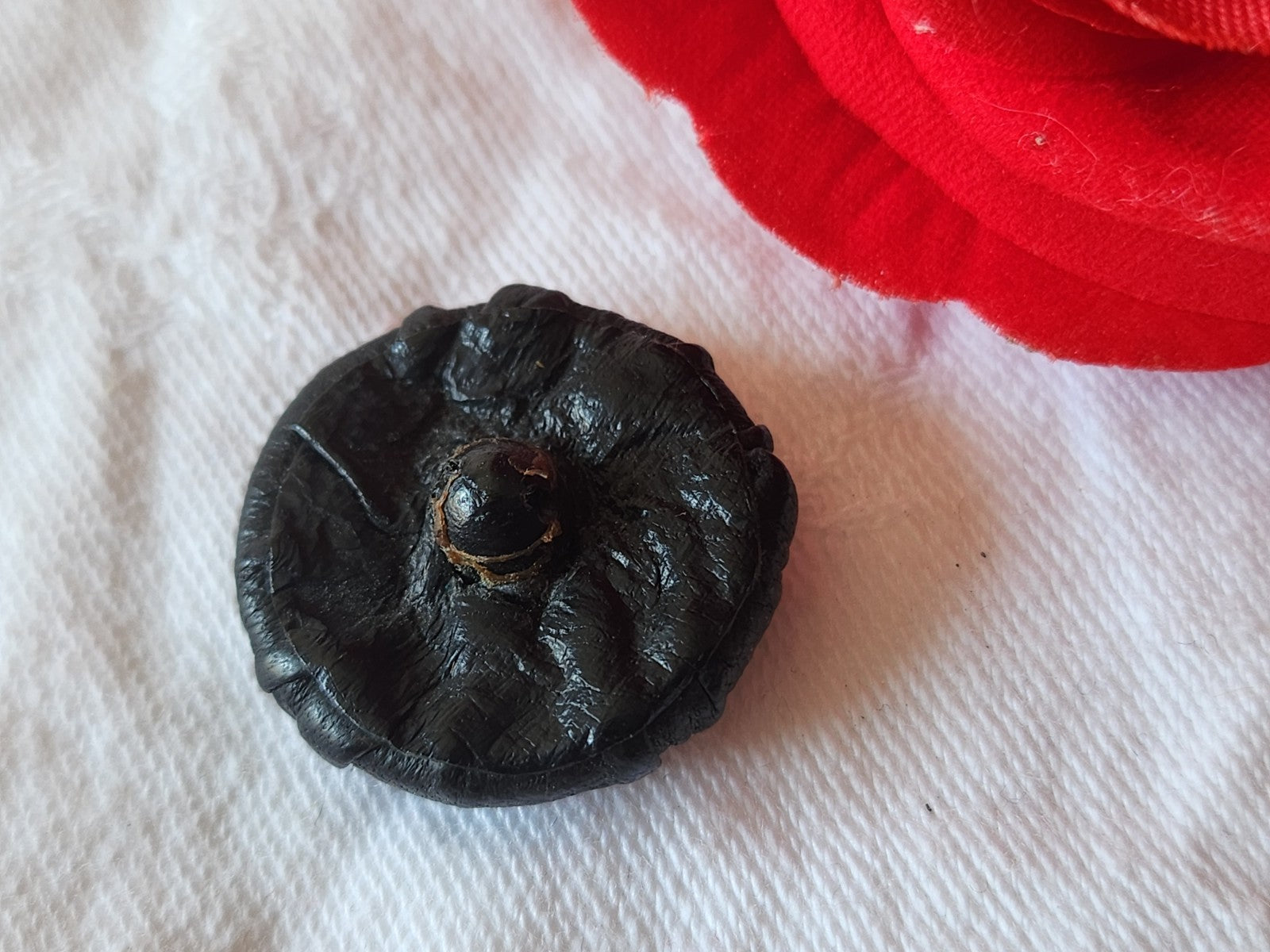 Bouton ancien en cuir 2,5 cm effet froissé  parurier collection G4O